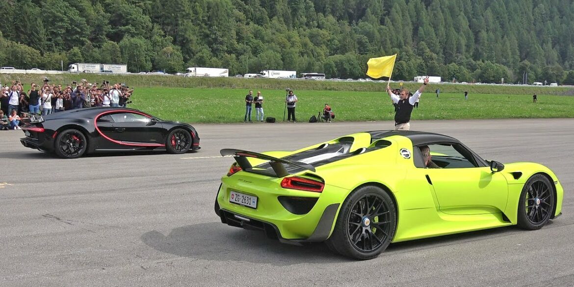 Porsche 918 Spyder vs Bugatti Chiron Drag Race