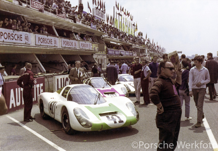 The green-nosed #41 907 LH of Jo Siffert and Hans Herrmann #40 907 LH of Gerhard Mitter and Jochen Rindt lines up before the start