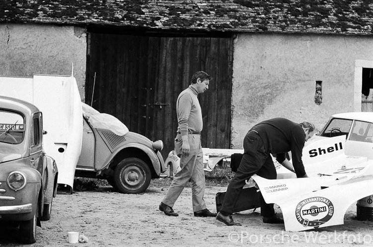 Norbert Singer and Eugen Kolb attend to the rear deck of the #22 Porsche 917 KH