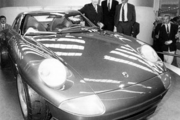 The controversial Panamericana concept car was another birthday “gift” for Ferry Porsche in 1989. Ulrich Bez was behind and Branitzki had hands in pockets.