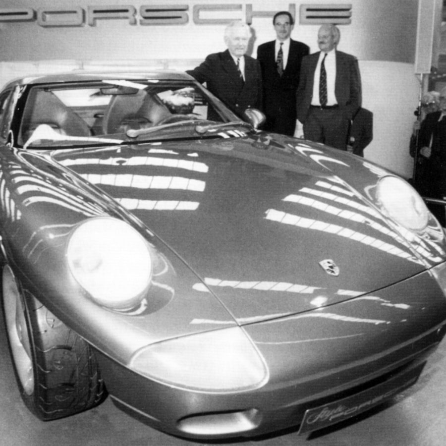 The controversial Panamericana concept car was another birthday “gift” for Ferry Porsche in 1989. Ulrich Bez was behind and Branitzki had hands in pockets.