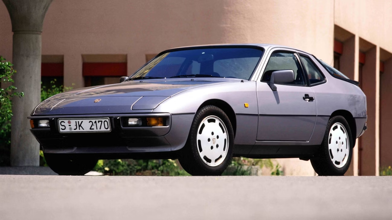 Three-quarter side view of a Porsche 924