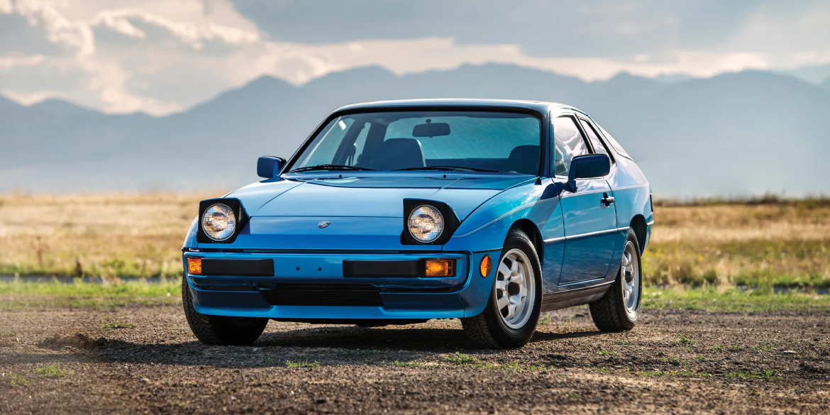 Three-quarter front view of a blue Porsche 924