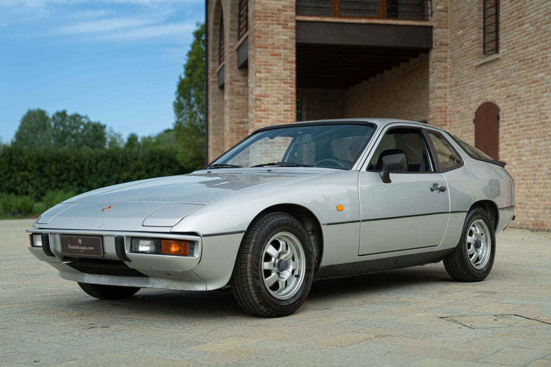 Three-quarter front view of a silver Porsche 924