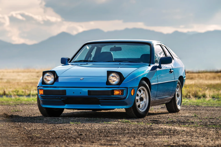 Three-quarter front view of a blue Porsche 924