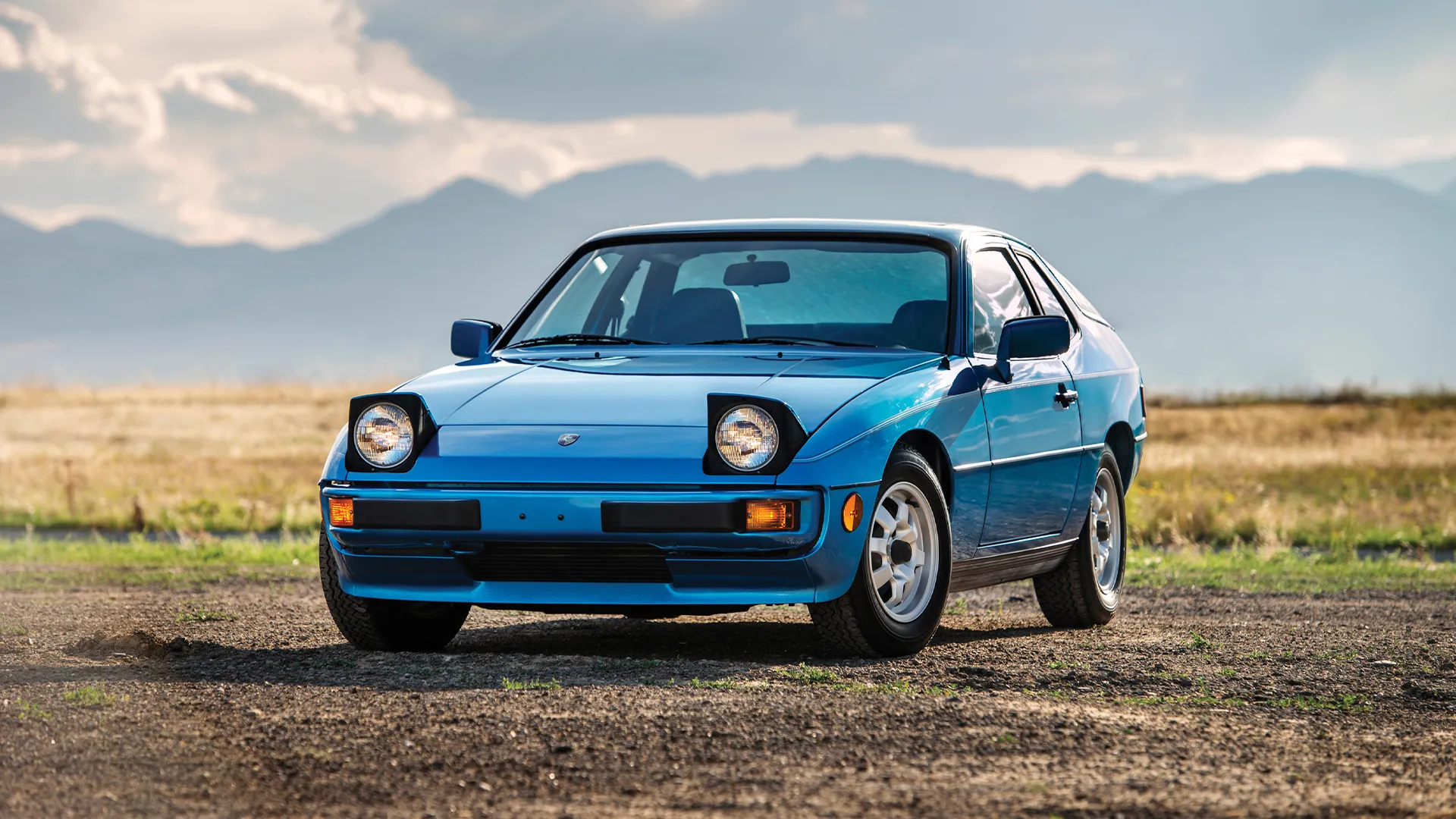 Three-quarter front view of a blue Porsche 924